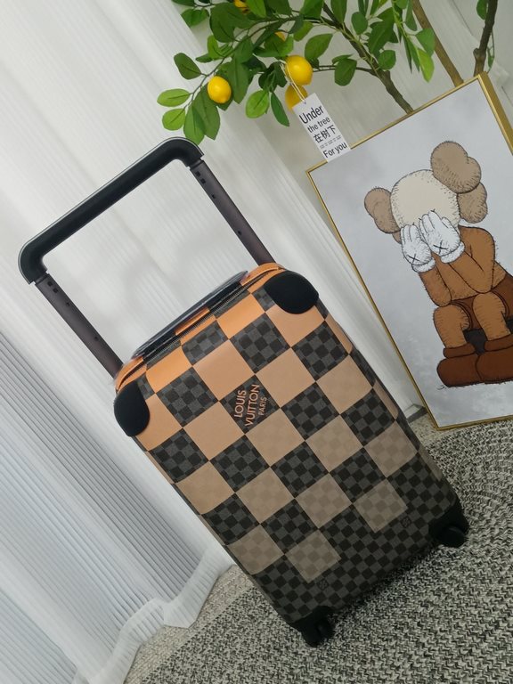 # Big Square of OrangeCapacity 28L Weight 2.6kgMaterial Ultra-lightweight Monogram canvas   mesh lining   cowhide leather corners   metal fittings   large external trolley barThe latest version 2022 version of the inner 