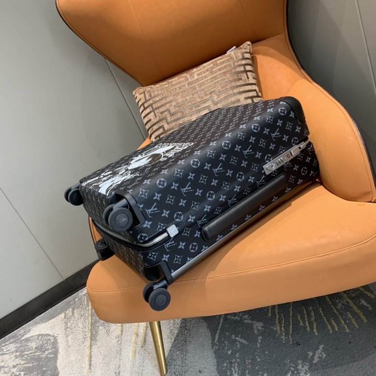 55cm King of Thieves Luffy Limited EditionCustomized signature, customized pattern availableThis season's Horizon 55cm four-wheeled suitcase is made from Damier Graphite canvas and features the new Louis Vuitton logo in 