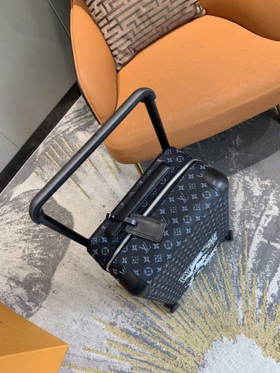 55cm King of Thieves Luffy Limited EditionCustomized signature, customized pattern availableThis season's Horizon 55cm four-wheeled suitcase is made from Damier Graphite canvas and features the new Louis Vuitton logo in 