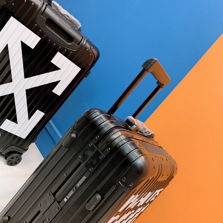 Original goodsMaterial Aluminum-Magnesium Alloy Original Price Four FiguresIMOWA X Off-White Co-BrandingMOWA and Off-White are back with another new collab!MOWA has announced that they will be releasing different designs