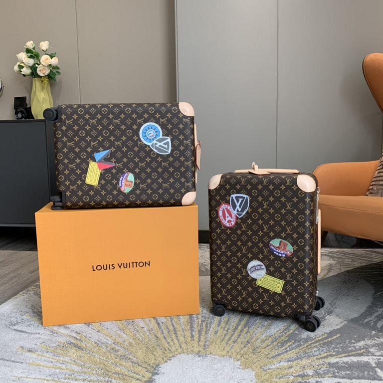 Model No. 01555cm customized limited editionSupport customized signature, can be customized to the patternThis season's Horizon 55cm four-wheeled suitcase is made from Damier Graphite canvas and printed with the new colo