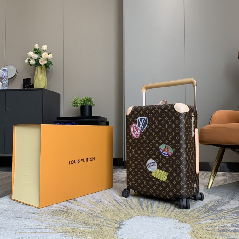 Model No. 01555cm customized limited editionSupport customized signature, can be customized to the patternThis season's Horizon 55cm four-wheeled suitcase is made from Damier Graphite canvas and printed with the new colo