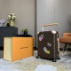 Model No. 01555cm customized limited editionSupport customized signature, can be customized to the patternThis season's Horizon 55cm four-wheeled suitcase is made from Damier Graphite canvas and printed with the new colo