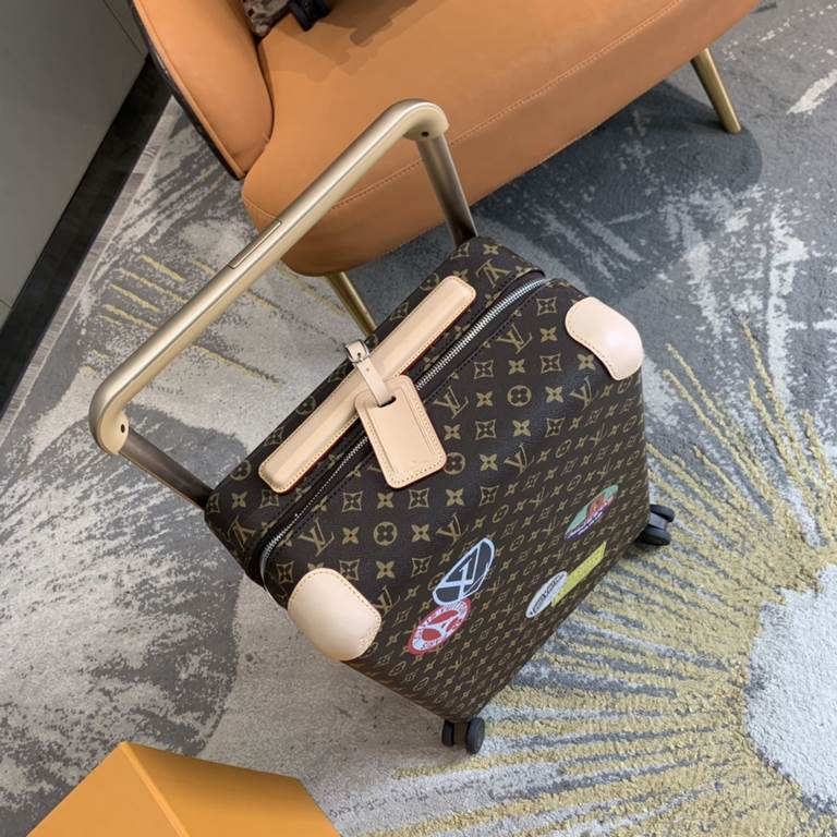 Model No. 01555cm customized limited editionSupport customized signature, can be customized to the patternThis season's Horizon 55cm four-wheeled suitcase is made from Damier Graphite canvas and printed with the new colo