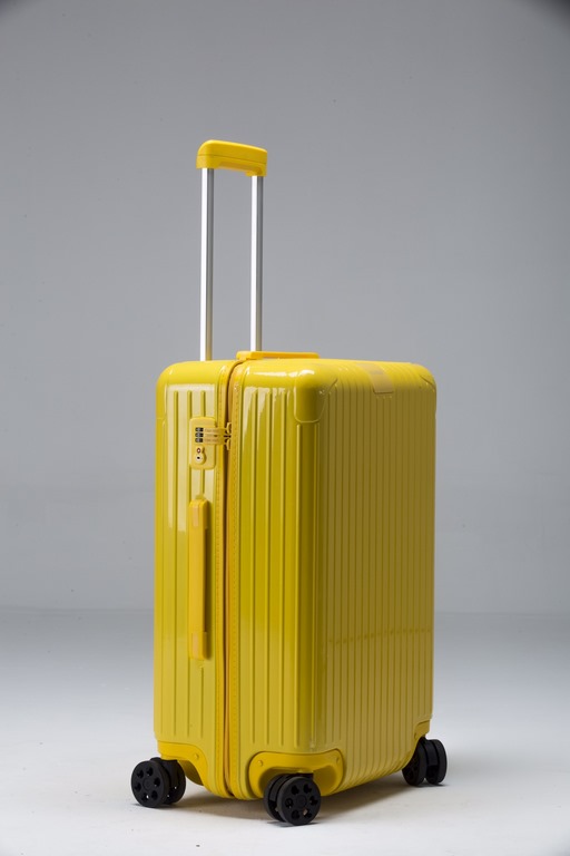 Tuscan oil gold, colorful RIMOWA may want to break through the stereotype. Every element of the new RIMOWA Essential Color Collection, from the handles to the zippers to the nameplates and the backing, has been expertly 