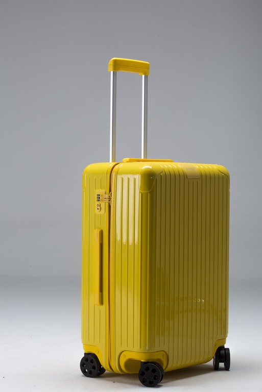 Tuscan oil gold, colorful RIMOWA may want to break through the stereotype. Every element of the new RIMOWA Essential Color Collection, from the handles to the zippers to the nameplates and the backing, has been expertly 