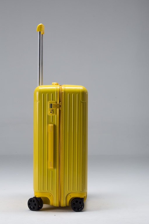 Tuscan oil gold, colorful RIMOWA may want to break through the stereotype. Every element of the new RIMOWA Essential Color Collection, from the handles to the zippers to the nameplates and the backing, has been expertly 