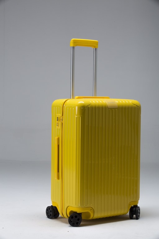 Tuscan oil gold, colorful RIMOWA may want to break through the stereotype. Every element of the new RIMOWA Essential Color Collection, from the handles to the zippers to the nameplates and the backing, has been expertly 