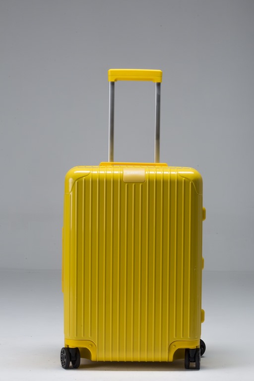 Tuscan oil gold, colorful RIMOWA may want to break through the stereotype. Every element of the new RIMOWA Essential Color Collection, from the handles to the zippers to the nameplates and the backing, has been expertly 