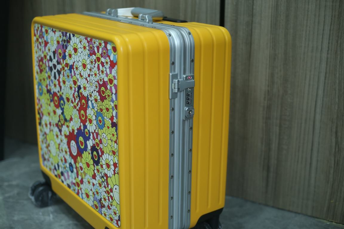 Takashi Murakami limited luggagetrolley caseHealing sunflower   inexplicably good mood when you see it [wow].Iconic retro print pattern with aluminum frame, fashionable and durable.TSA double combination lock, automatic 