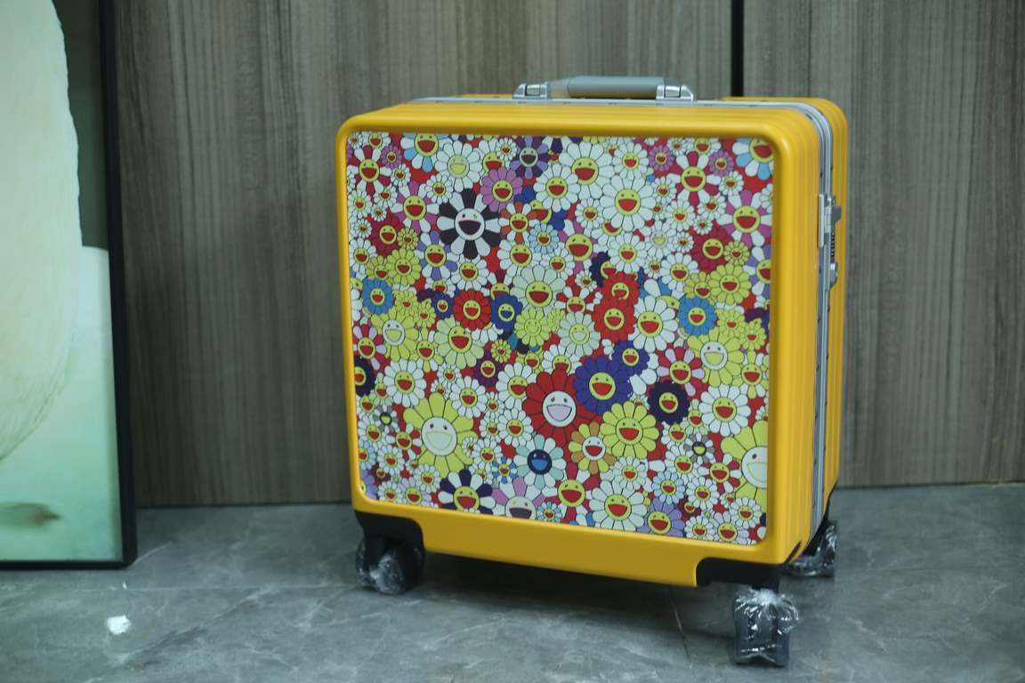 Takashi Murakami limited luggagetrolley caseHealing sunflower   inexplicably good mood when you see it [wow].Iconic retro print pattern with aluminum frame, fashionable and durable.TSA double combination lock, automatic 