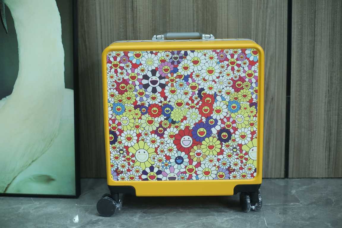 Takashi Murakami limited luggagetrolley caseHealing sunflower   inexplicably good mood when you see it [wow].Iconic retro print pattern with aluminum frame, fashionable and durable.TSA double combination lock, automatic 