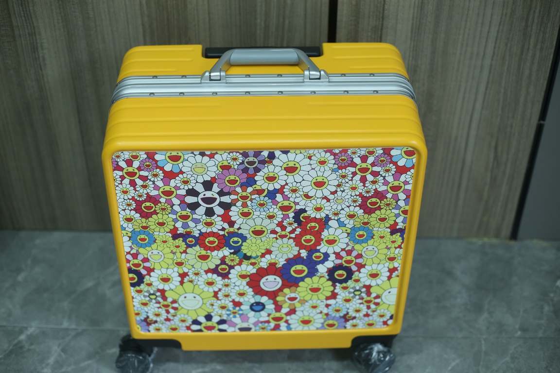 Takashi Murakami limited luggagetrolley caseHealing sunflower   inexplicably good mood when you see it [wow].Iconic retro print pattern with aluminum frame, fashionable and durable.TSA double combination lock, automatic 