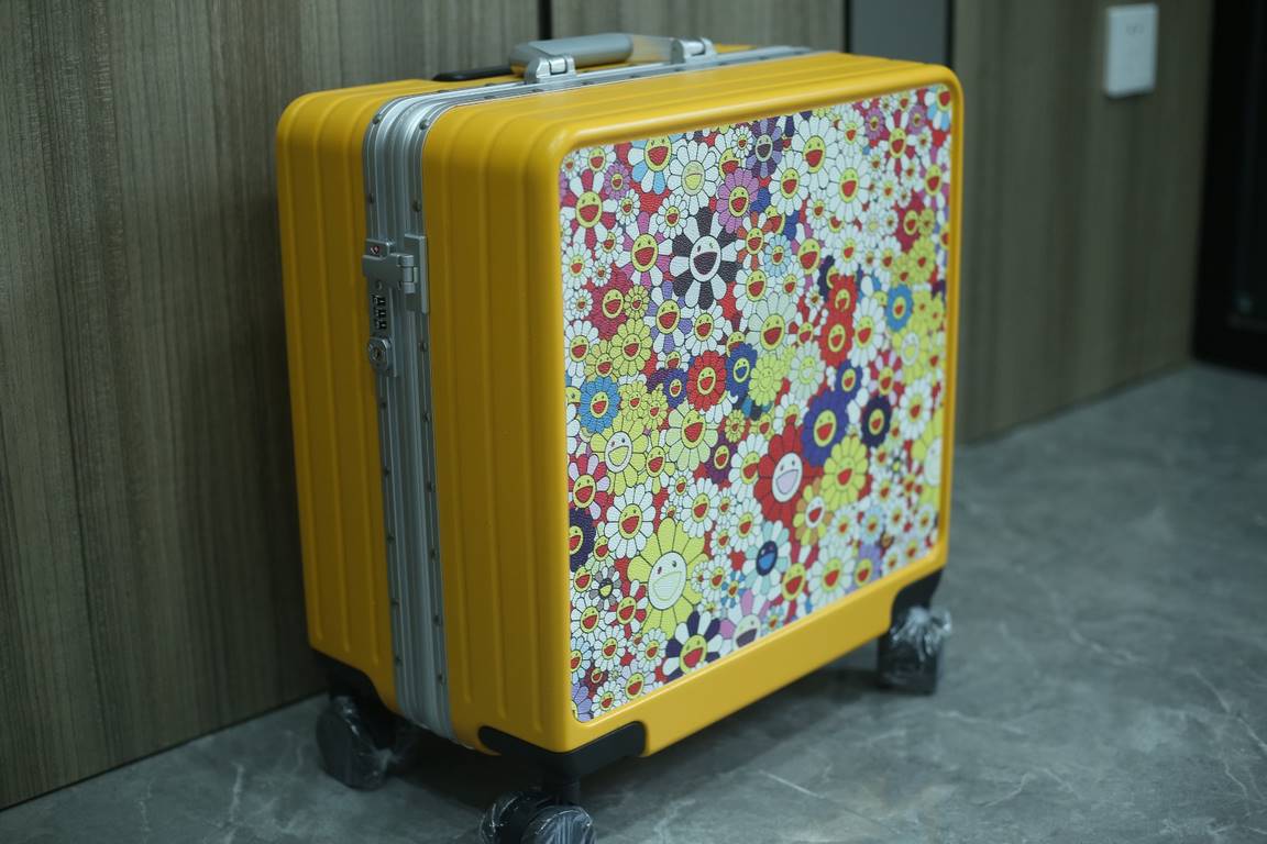 Takashi Murakami limited luggagetrolley caseHealing sunflower   inexplicably good mood when you see it [wow].Iconic retro print pattern with aluminum frame, fashionable and durable.TSA double combination lock, automatic 