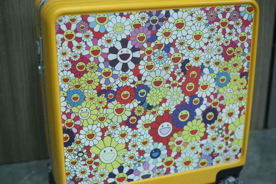 Takashi Murakami limited luggagetrolley caseHealing sunflower   inexplicably good mood when you see it [wow].Iconic retro print pattern with aluminum frame, fashionable and durable.TSA double combination lock, automatic 