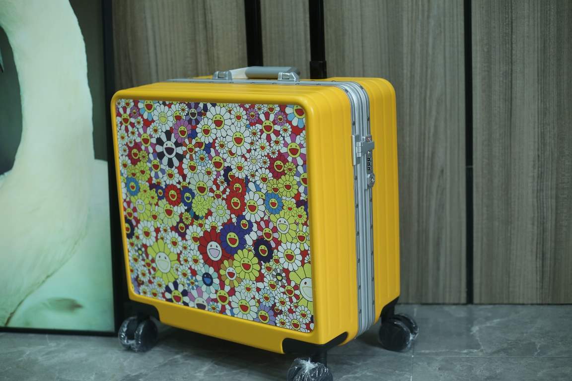 Takashi Murakami limited luggagetrolley caseHealing sunflower   inexplicably good mood when you see it [wow].Iconic retro print pattern with aluminum frame, fashionable and durable.TSA double combination lock, automatic 