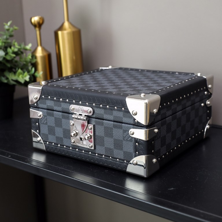 M4700SPJewelry Box  Accessory BoxBlack lattice with classic blackSort rings, necklaces, bracelets, earrings and bangles in layers. Comes with a small padded compartment to ensure that your jewelry is stored comfortably. 