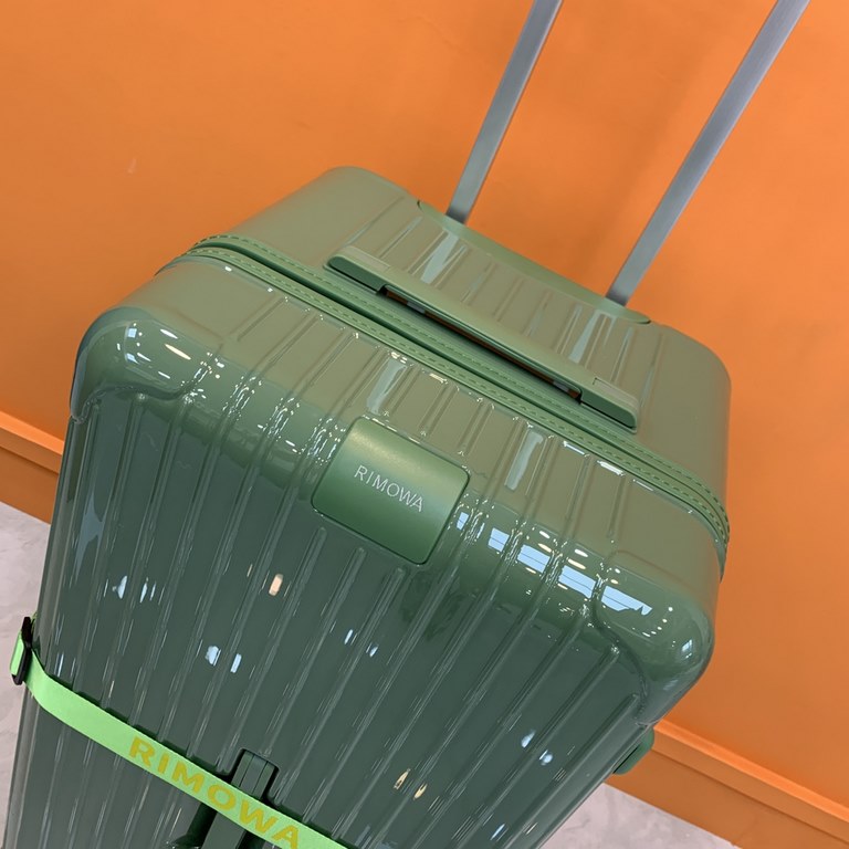 Sage green takes away the soft, neutral calm, but at the same time does not lack of high-level sense. Complimentary protective sleeve  straps, YiYi QianXi same luggage, new color series! Recently it is really on fire ah 