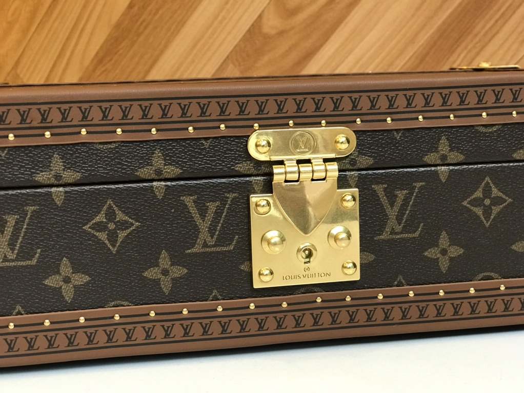 M4700B8-Watch BoxThis 8-watch box is made of classic Monogram canvas. It comes with a removable tray to hide your valuables.-34.018.011.0cm(LWH)-Inside with 8 small bladders for 8 wristwatches -Center spacing into . Can 