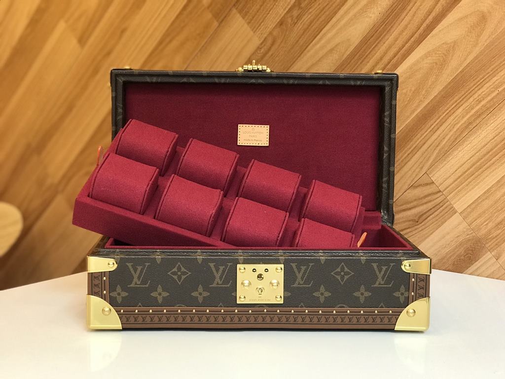 M4700B8-Watch BoxThis 8-watch box is made of classic Monogram canvas. It comes with a removable tray to hide your valuables.-34.018.011.0cm(LWH)-Inside with 8 small bladders for 8 wristwatches -Center spacing into . Can 