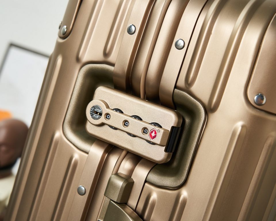 Highest Edition RIMOWA Topas Series 925 Germany(ZP special precious one can be said to be rimowa debut so far the long history of the classic series now the official website can not be bought unless specifically run abro