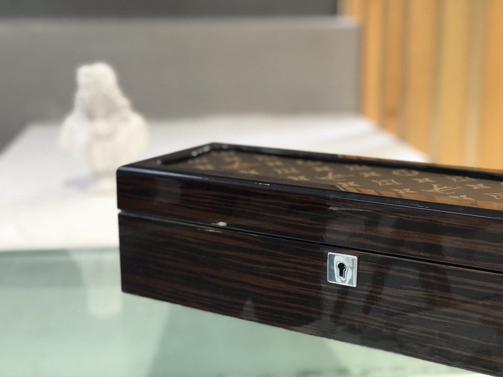 #New Product First #3 Compartment Lid Solid Wooden Watch Box Multifunctional  carefully developed and uniquely crafted.#Exclusive customized background #(Impeccable)  Size  3813.51Weight ：1.9kg