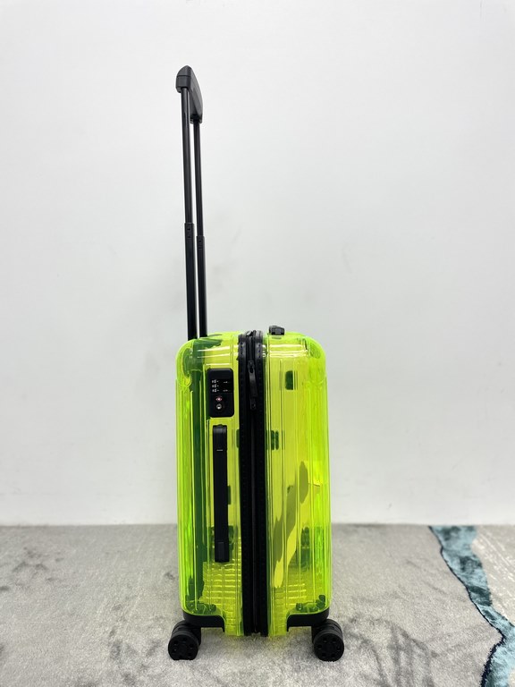 The new limited edition  RIMOWA Essential Neon  Neon series boarding box 21 inch 『 Lime Green』 out of stock!Colorful and gorgeous colors, vibrant state of adaptability pull full, inspired by the resonance of the young at