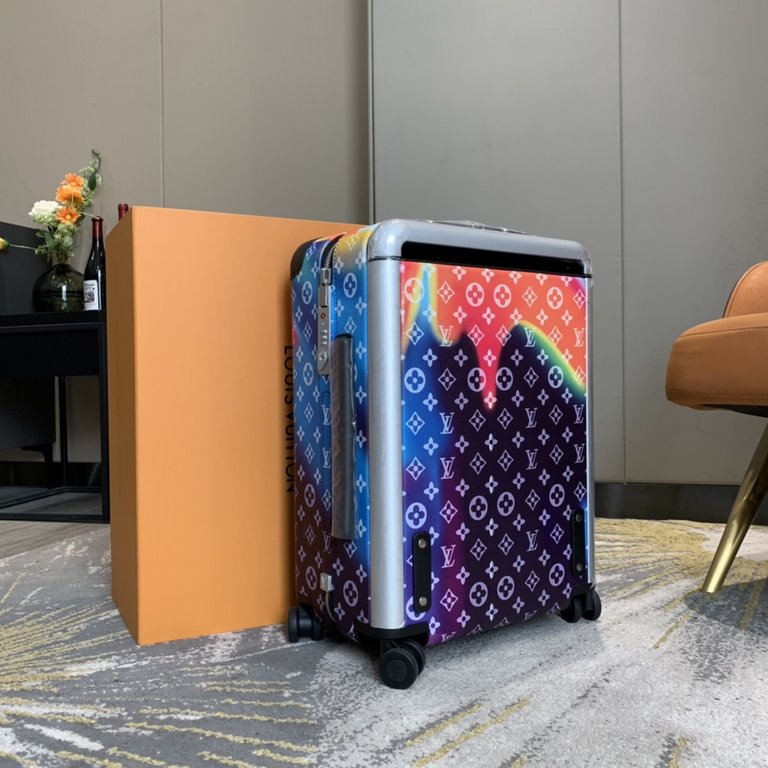 This Horizon 55CM luggage is made of Monogram Sunset canvas and features a bright tie-dye pattern for a beachy look. The external trolley handle creates a spacious interior, while the lightweight design makes boarding ea