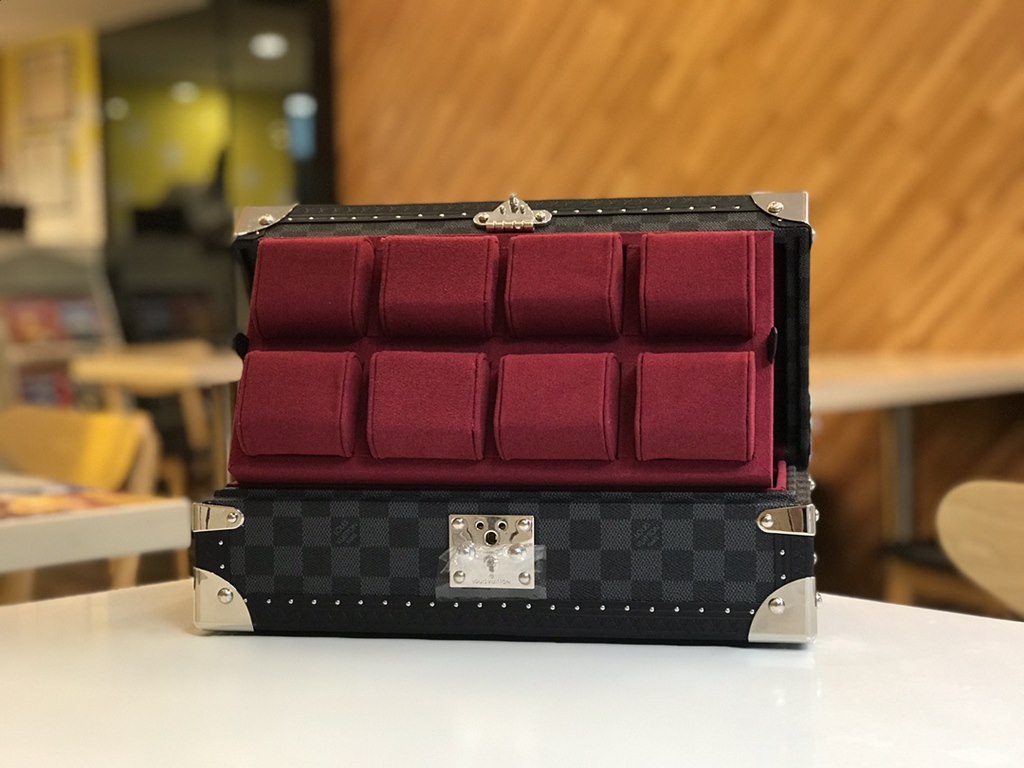 M4700B8-Watch BoxThis 8-watch box is made of classic Monogram canvas. It comes with a removable tray to hide your valuables.-34.018.011.0cm(LWH)-Inside with 8 small bladders for 8 wristwatches -Center spacing into . Can 