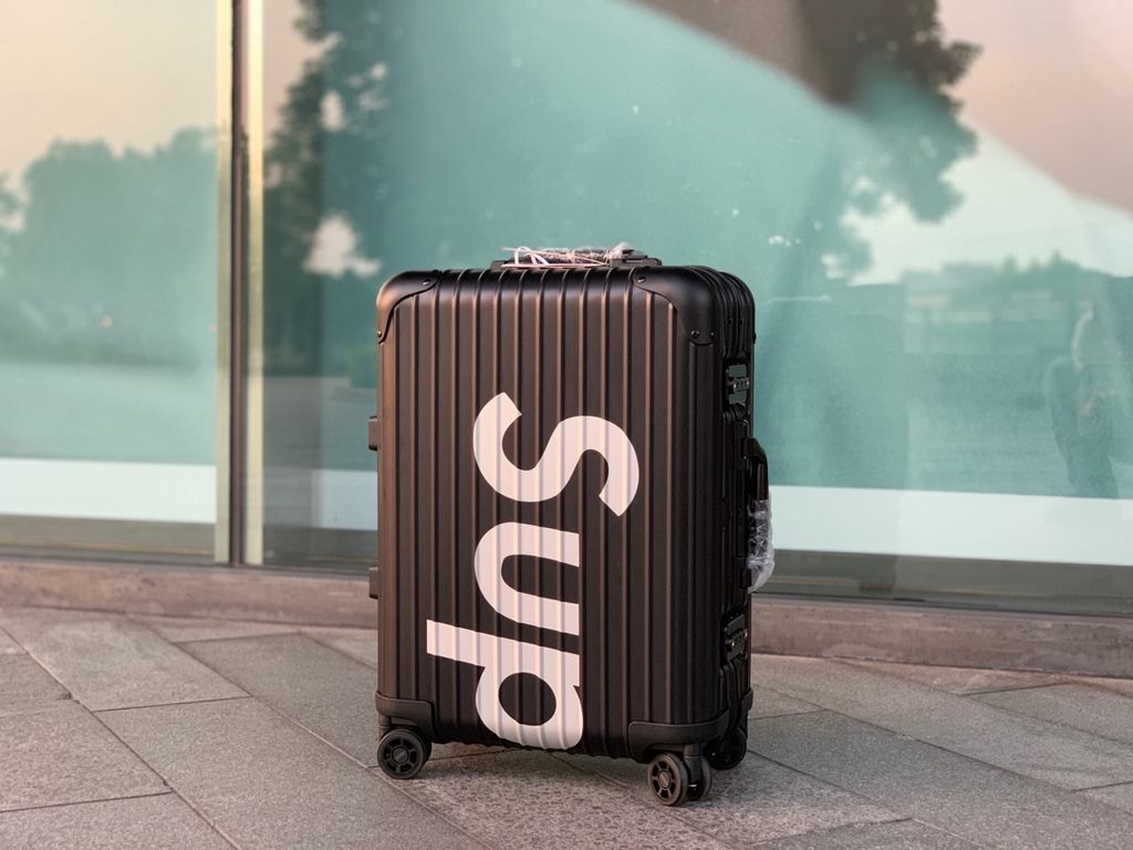 Supreme X Rimowa co-branded modelsSupreme X Rimowa pair of oxidized version1）Super oxide version is oxidized on the case, it can't be removed by tearing the buckle.(2) The aluminum handle is marked with an abrasive, not 