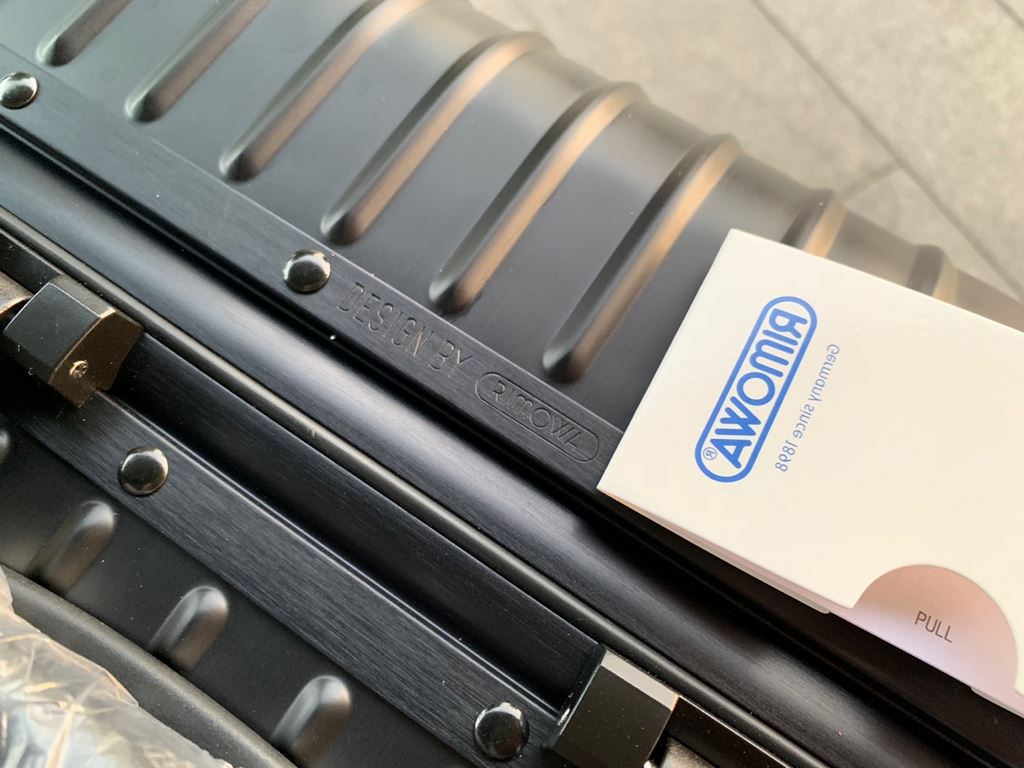 Supreme X Rimowa co-branded modelsSupreme X Rimowa pair of oxidized version1）Super oxide version is oxidized on the case, it can't be removed by tearing the buckle.(2) The aluminum handle is marked with an abrasive, not 