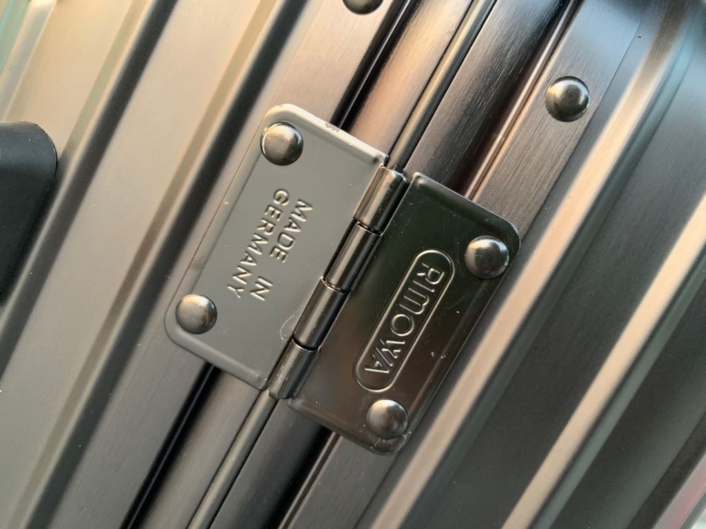 Supreme X Rimowa co-branded modelsSupreme X Rimowa pair of oxidized version1）Super oxide version is oxidized on the case, it can't be removed by tearing the buckle.(2) The aluminum handle is marked with an abrasive, not 