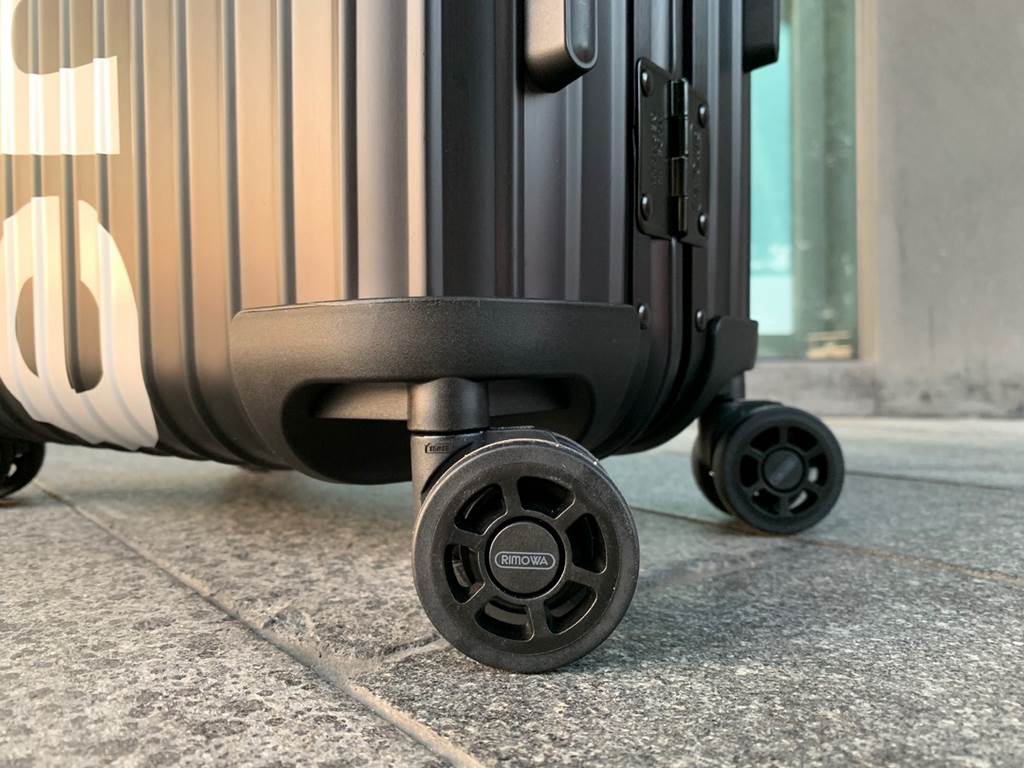 Supreme X Rimowa co-branded modelsSupreme X Rimowa pair of oxidized version1）Super oxide version is oxidized on the case, it can't be removed by tearing the buckle.(2) The aluminum handle is marked with an abrasive, not 