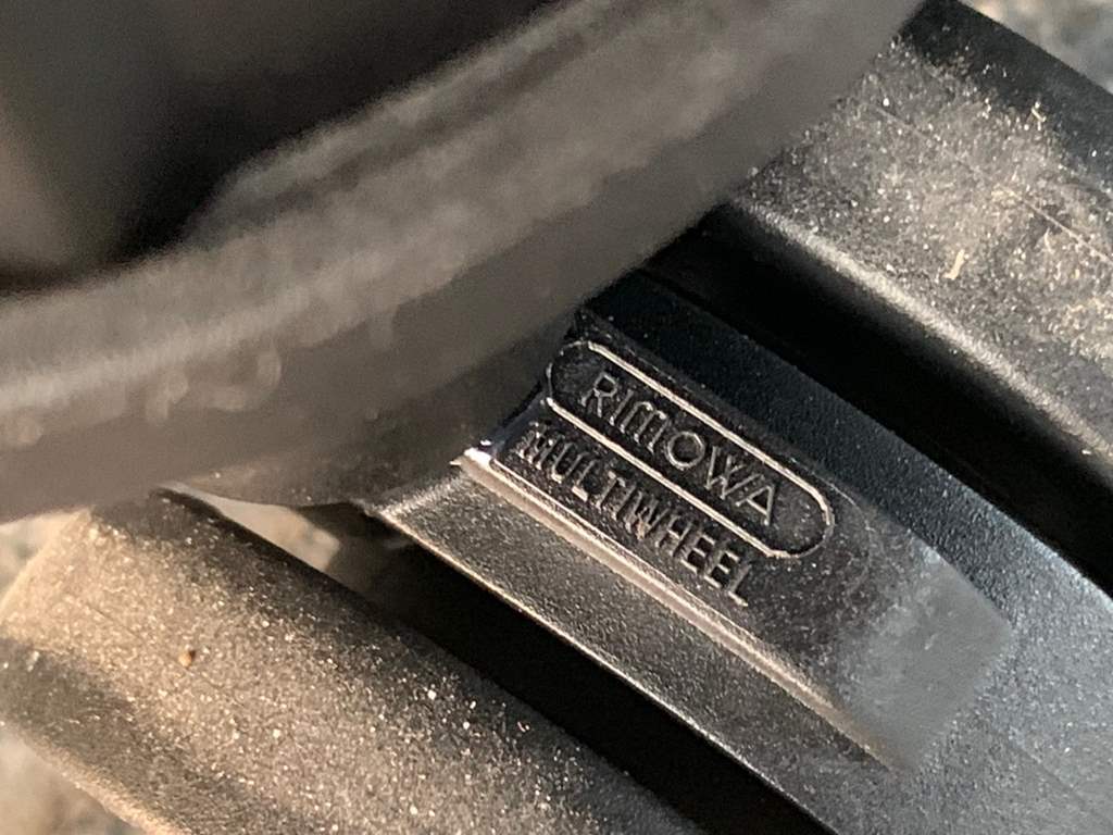 Supreme X Rimowa co-branded modelsSupreme X Rimowa pair of oxidized version1）Super oxide version is oxidized on the case, it can't be removed by tearing the buckle.(2) The aluminum handle is marked with an abrasive, not 