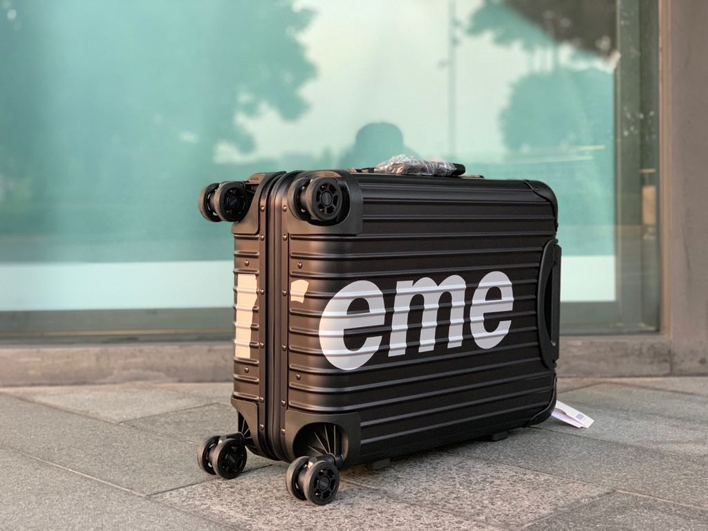 Supreme X Rimowa co-branded modelsSupreme X Rimowa pair of oxidized version1）Super oxide version is oxidized on the case, it can't be removed by tearing the buckle.(2) The aluminum handle is marked with an abrasive, not 