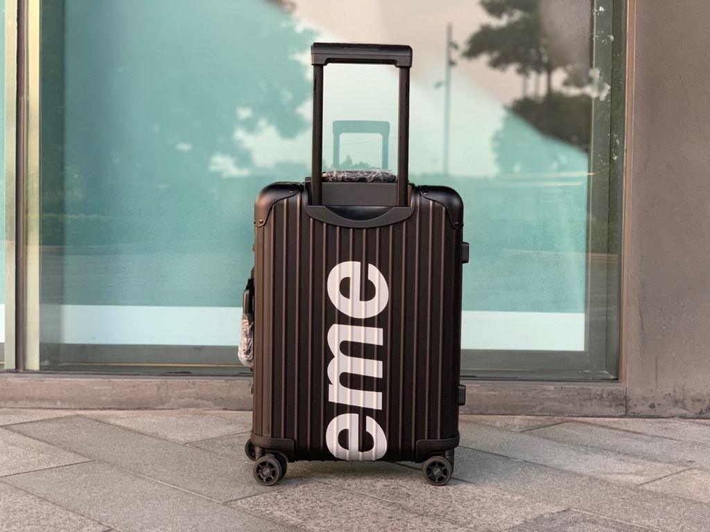 Supreme X Rimowa co-branded modelsSupreme X Rimowa pair of oxidized version1）Super oxide version is oxidized on the case, it can't be removed by tearing the buckle.(2) The aluminum handle is marked with an abrasive, not 