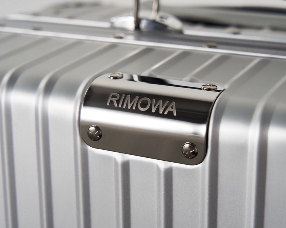 Madly in love with the Rimowa x Steiff Teddy Bear Limited Edition, the bear that teased my inner fermentation is really too cute and cuddly!   High-end plush lining, each suitcase has an exclusive teddy bear, irresistibl