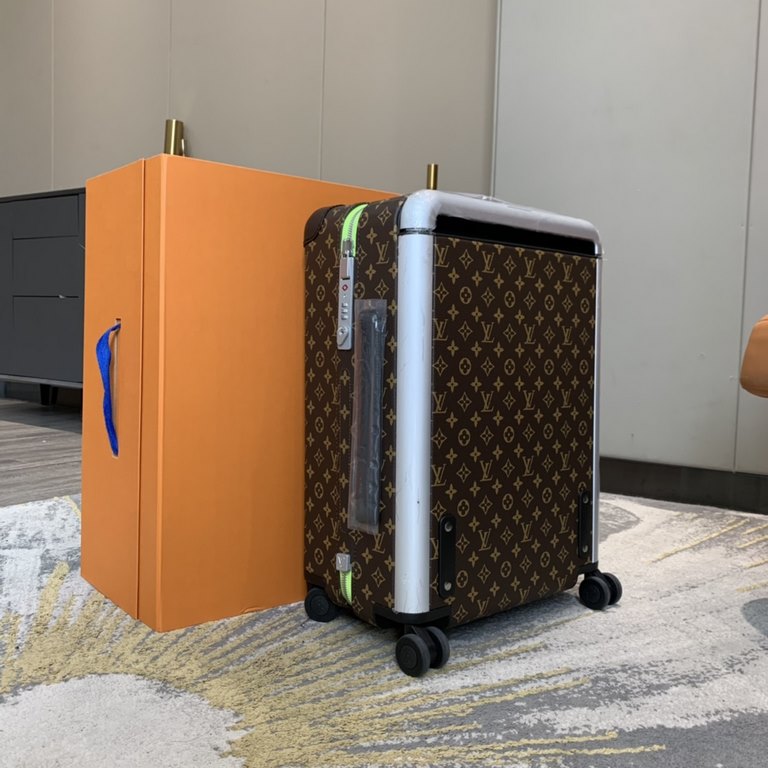 55cmThe new Horizon luggage is made of Monogram canvas and is adorned with two embroidered appliqués featuring Louis Vuitton's friends from the Zoom with friends animated film created by Menswear Artistic Director Virgil