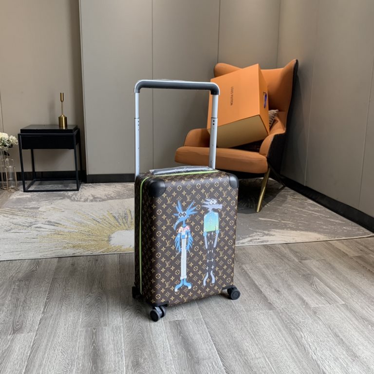 55cmThe new Horizon luggage is made of Monogram canvas and is adorned with two embroidered appliqués featuring Louis Vuitton's friends from the Zoom with friends animated film created by Menswear Artistic Director Virgil