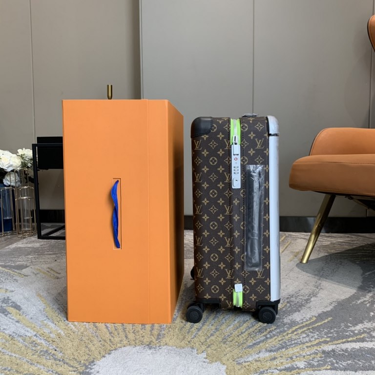 55cmThe new Horizon luggage is made of Monogram canvas and is adorned with two embroidered appliqués featuring Louis Vuitton's friends from the Zoom with friends animated film created by Menswear Artistic Director Virgil