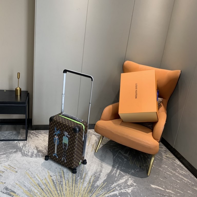 55cmThe new Horizon luggage is made of Monogram canvas and is adorned with two embroidered appliqués featuring Louis Vuitton's friends from the Zoom with friends animated film created by Menswear Artistic Director Virgil