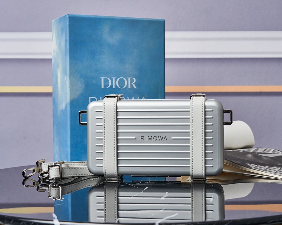 The RimowaXDior co-branded model. The material of the RimowaXDior is always sufficient. The lining is made of full lambskin.The lining is made of lambskin and the Rimowa aluminum-magnesium alloy is a perfect combination.