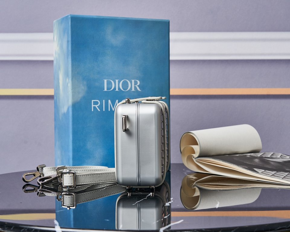 The RimowaXDior co-branded model. The material of the RimowaXDior is always sufficient. The lining is made of full lambskin.The lining is made of lambskin and the Rimowa aluminum-magnesium alloy is a perfect combination.