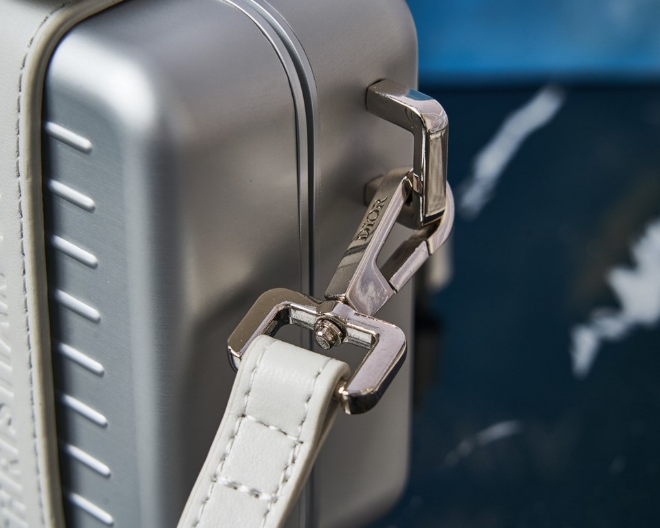 The RimowaXDior co-branded model. The material of the RimowaXDior is always sufficient. The lining is made of full lambskin.The lining is made of lambskin and the Rimowa aluminum-magnesium alloy is a perfect combination.