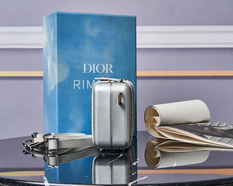 The RimowaXDior co-branded model. The material of the RimowaXDior is always sufficient. The lining is made of full lambskin.The lining is made of lambskin and the Rimowa aluminum-magnesium alloy is a perfect combination.