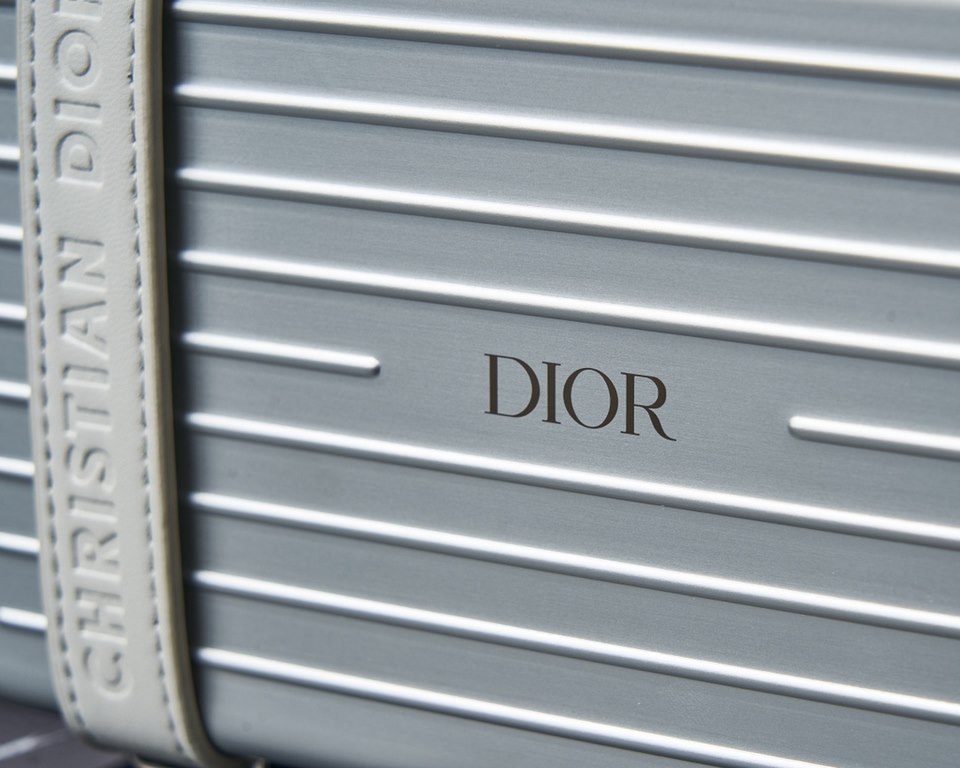 The RimowaXDior co-branded model. The material of the RimowaXDior is always sufficient. The lining is made of full lambskin.The lining is made of lambskin and the Rimowa aluminum-magnesium alloy is a perfect combination.