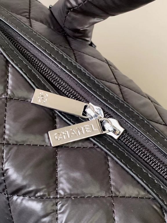 Chanel Chanel classic nylon fabric trolley case can also be handheld with    has been a large number of shipments of Oh, travel shopping must-have models, hurry to get down to it; purchased genuine hit mold, never a hint