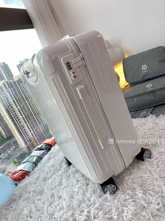 Rimowa Trolley caseluggageUltra-light pc zipper case, must get the same high value trolley case of YiYiChixi! Rimowa Essential new color collection! When you're young, you need to look good to travel! Rimowa Organizer Se