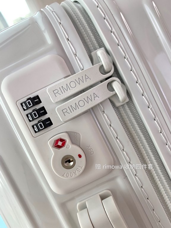 Rimowa Trolley caseluggageUltra-light pc zipper case, must get the same high value trolley case of YiYiChixi! Rimowa Essential new color collection! When you're young, you need to look good to travel! Rimowa Organizer Se