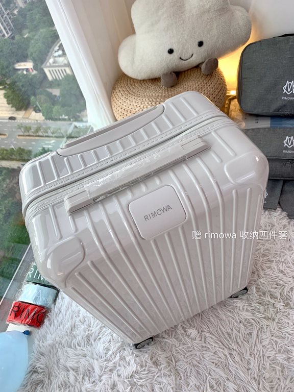 Rimowa Trolley caseluggageUltra-light pc zipper case, must get the same high value trolley case of YiYiChixi! Rimowa Essential new color collection! When you're young, you need to look good to travel! Rimowa Organizer Se